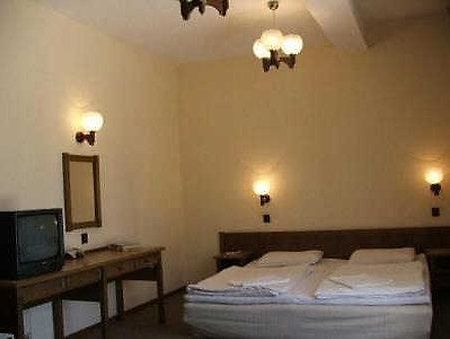 Sas Club Hotel Budapest Bagian luar foto